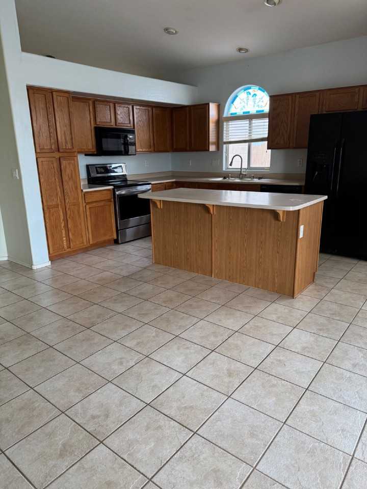 2711 N 137th Ave - Photo 4 of 7