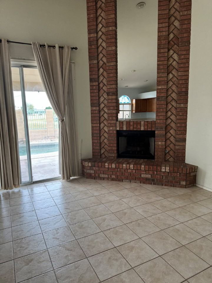 2711 N 137th Ave - Photo 5 of 7