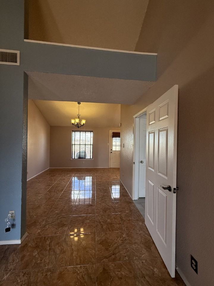 15327 Woodhill Ct - Photo 6 of 23