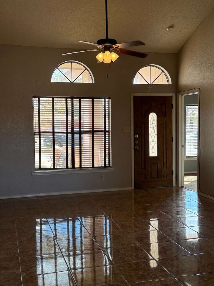 15327 Woodhill Ct - Photo 7 of 23