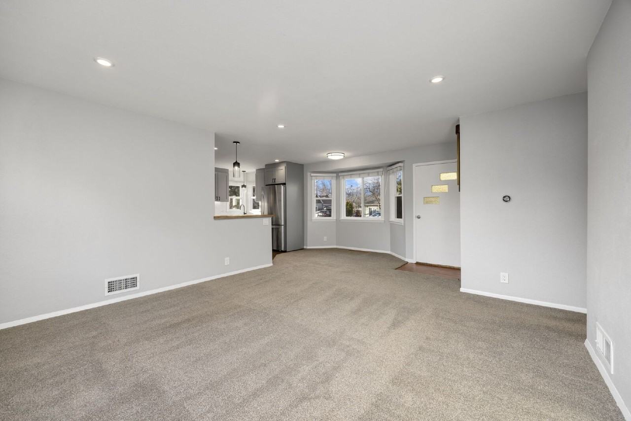 1309 W Myrtle St - Photo 3 of 17