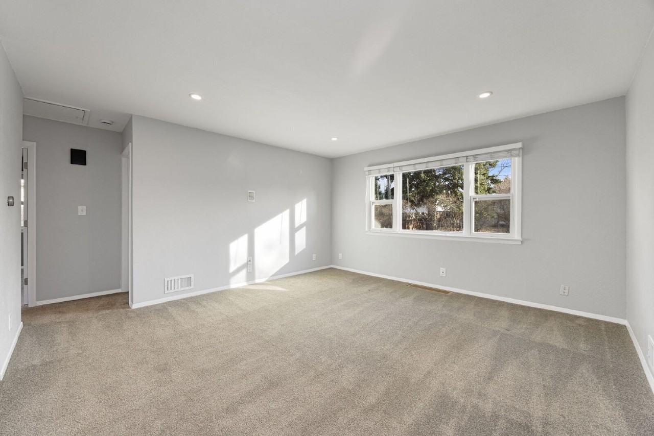 1309 W Myrtle St - Photo 4 of 17