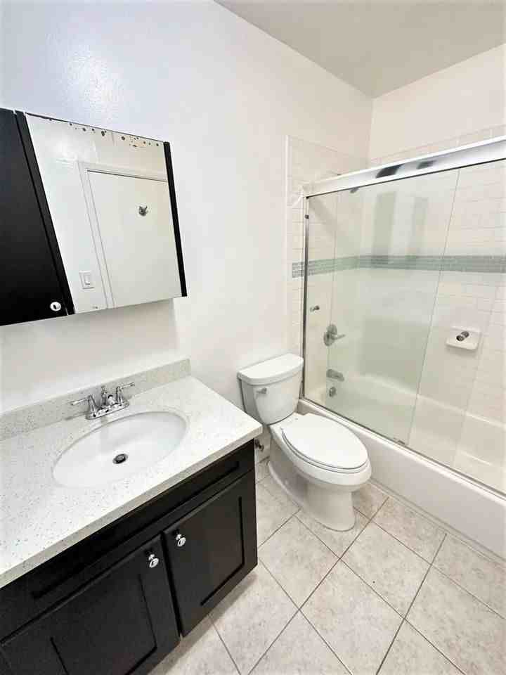 1587 Oxford St - Photo 2 of 7