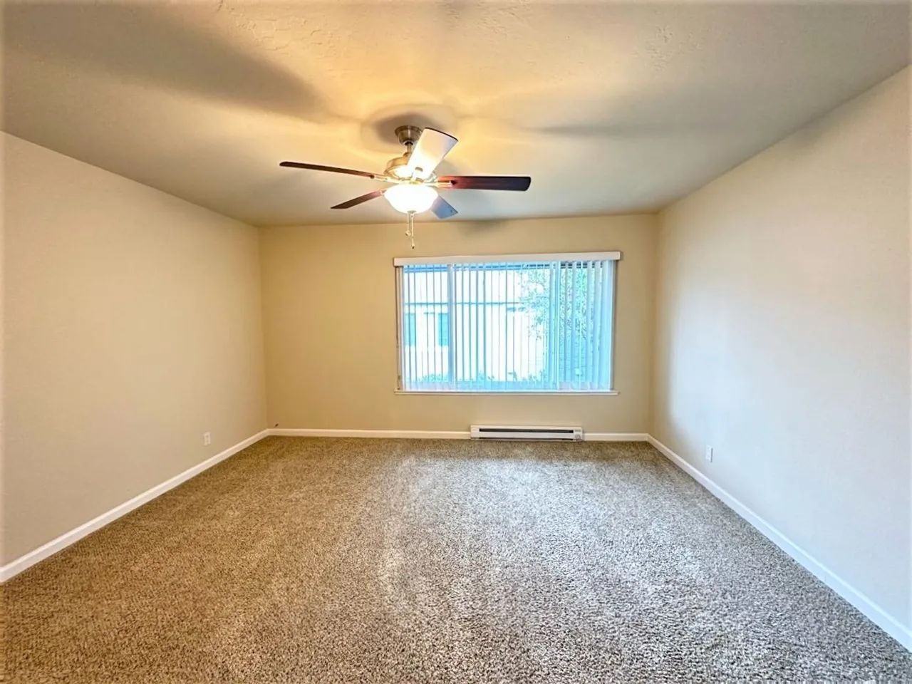 1587 Oxford St - Photo 4 of 7