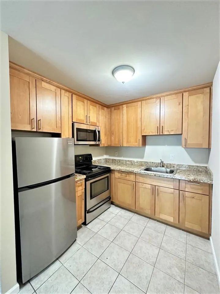 1587 Oxford St - Photo 6 of 7