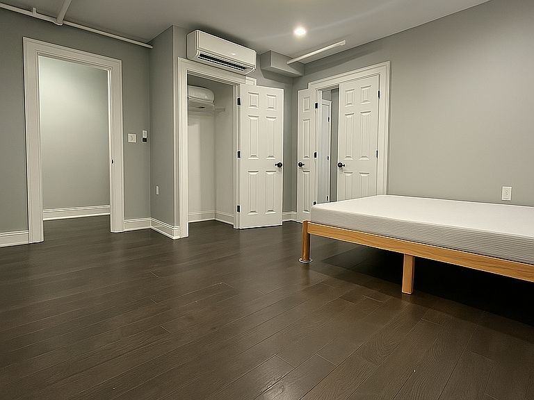 256 Jefferson Ave - Photo 5 of 14