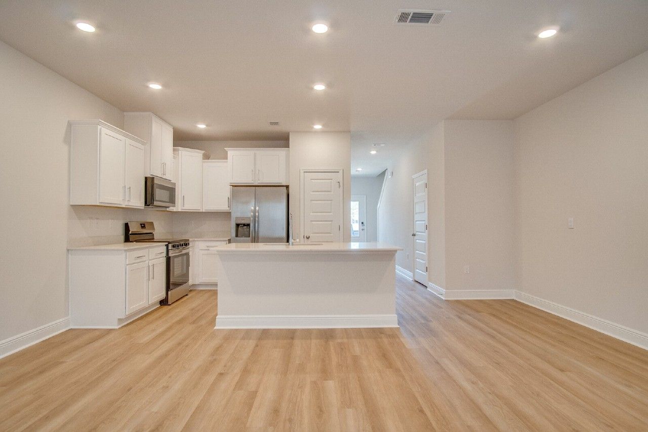 2495 Cliff Hollow Cir - Photo 3 of 25