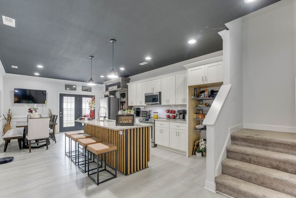 377 Leeland Ave #B - Photo 6 of 50