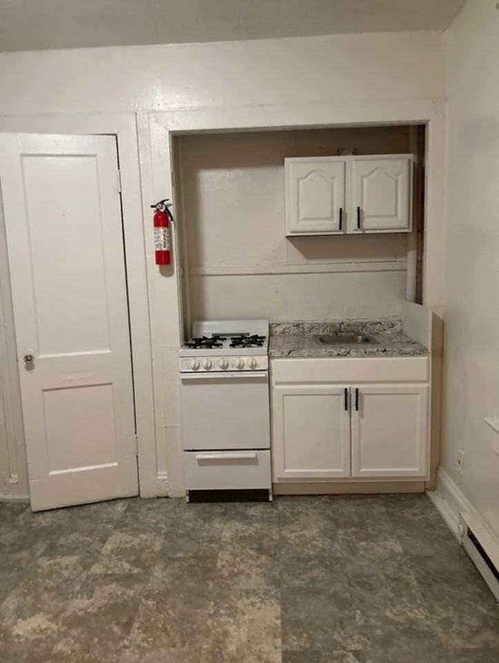 686 Rutherford Ave - Photo 3 of 7