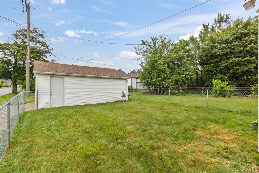 18512 Schaefer Hwy - Photo 2 of 3