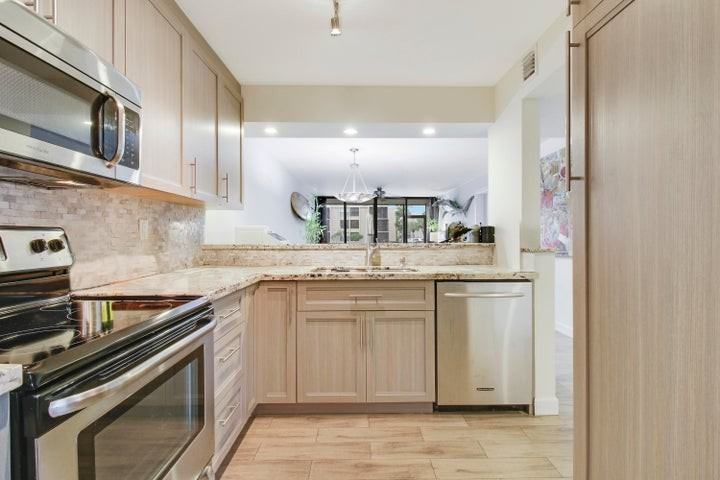 9 Royal Palm Way #105 - Photo 4 of 9