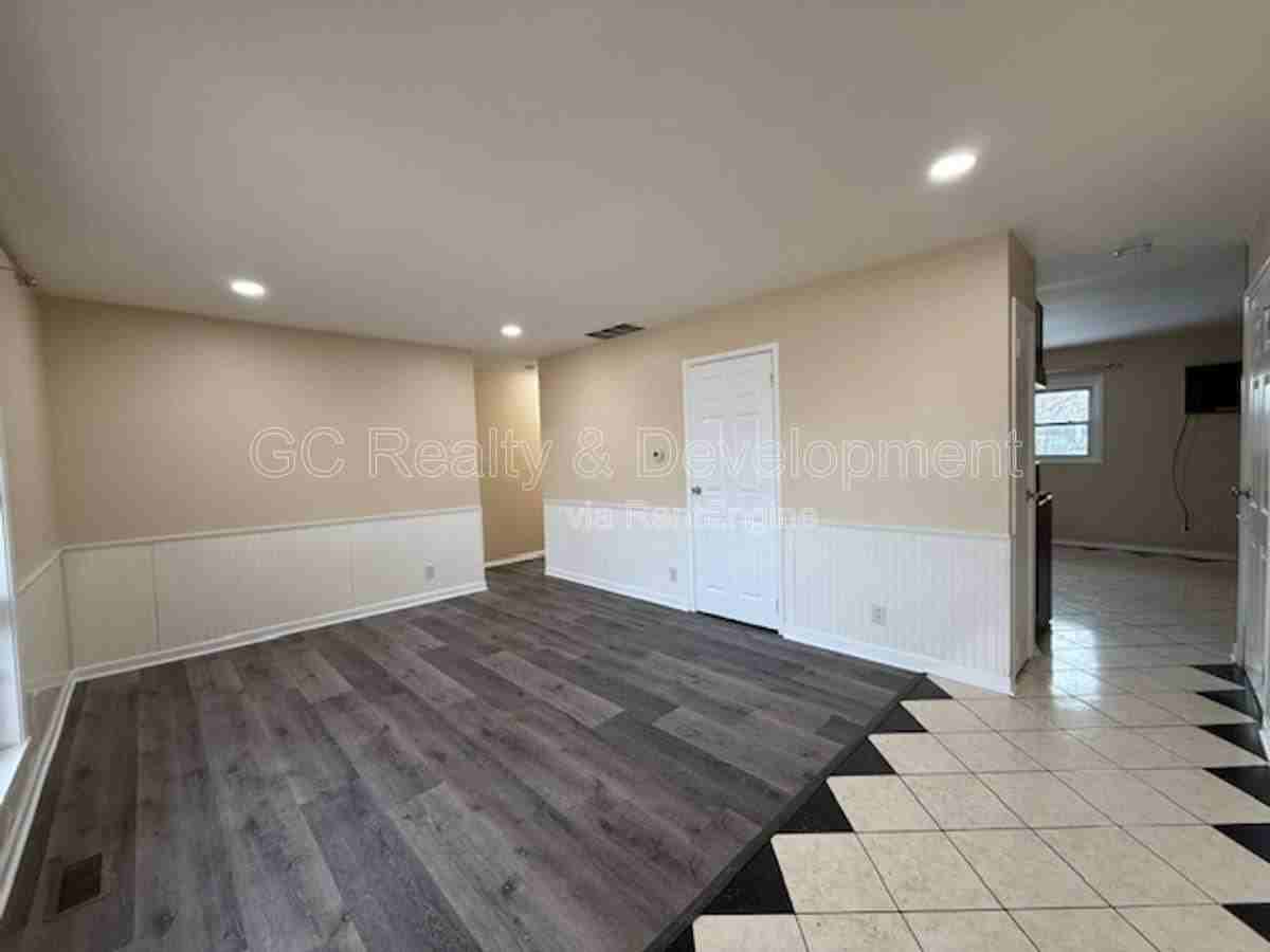 1012 Vine St - Photo 2 of 10