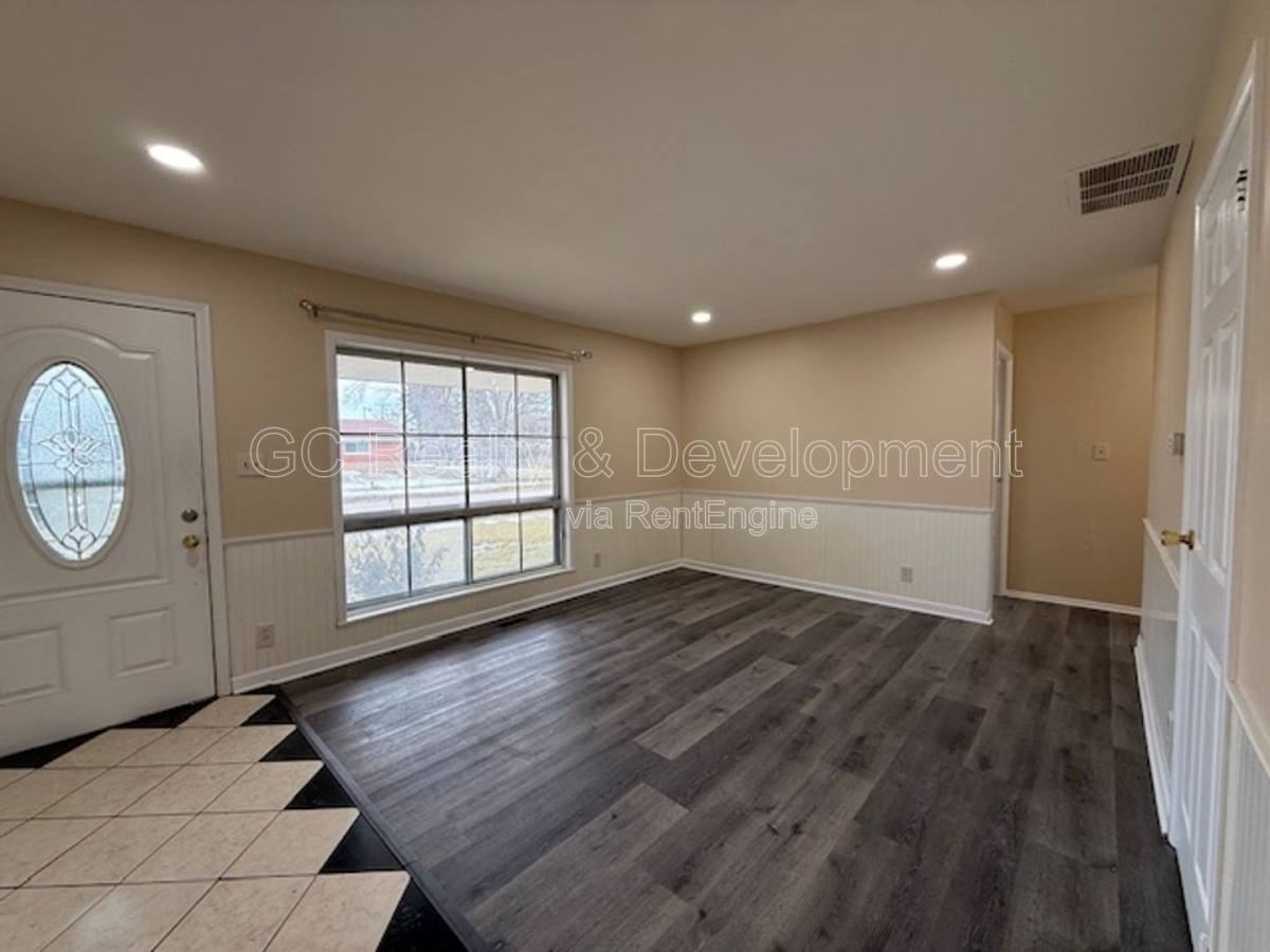 1012 Vine St - Photo 3 of 10