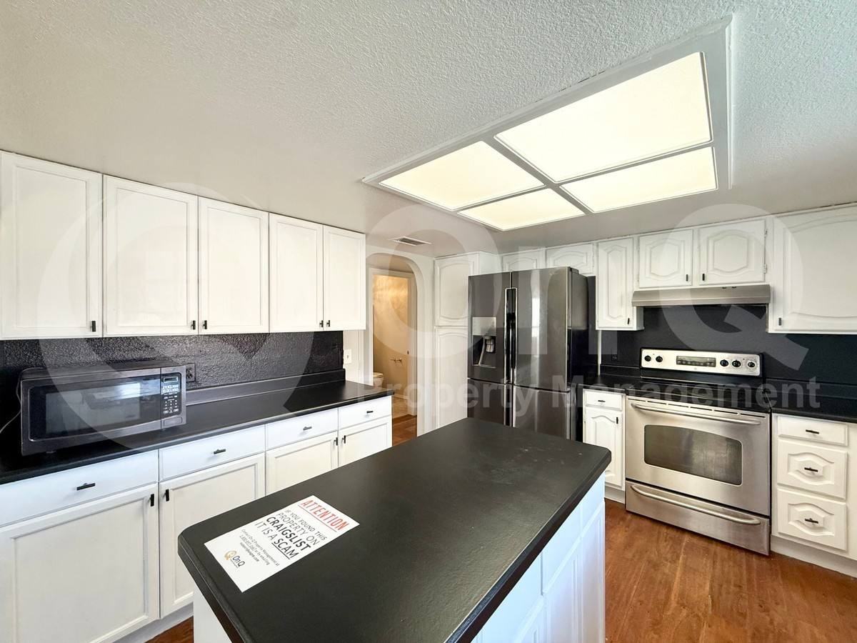 1220 W Sea Crest Dr - Photo 3 of 10