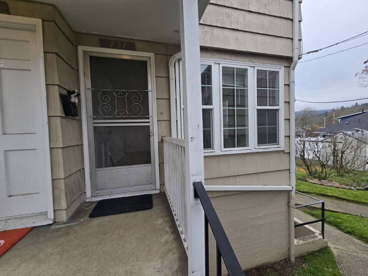 451 Ne Winchester St - Photo 2 of 10