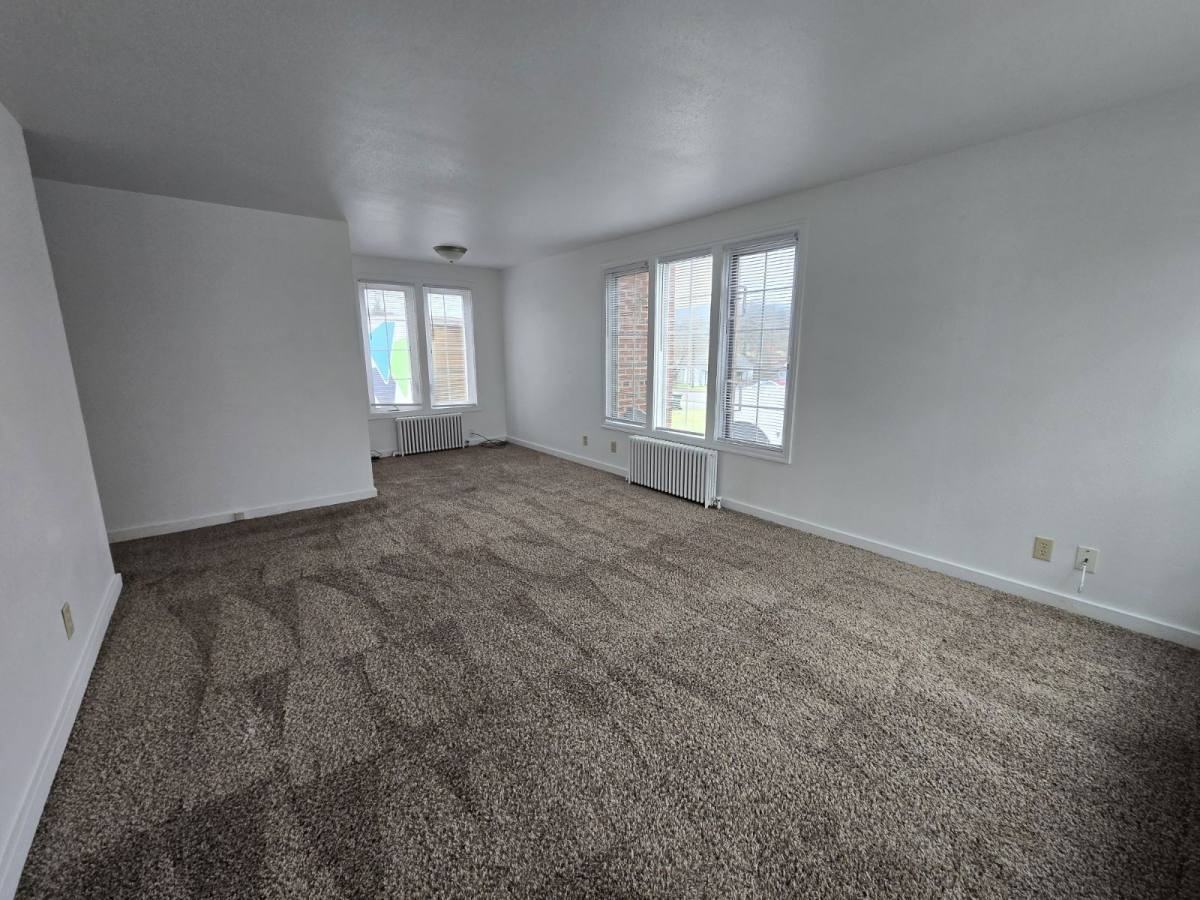 451 Ne Winchester St - Photo 3 of 10