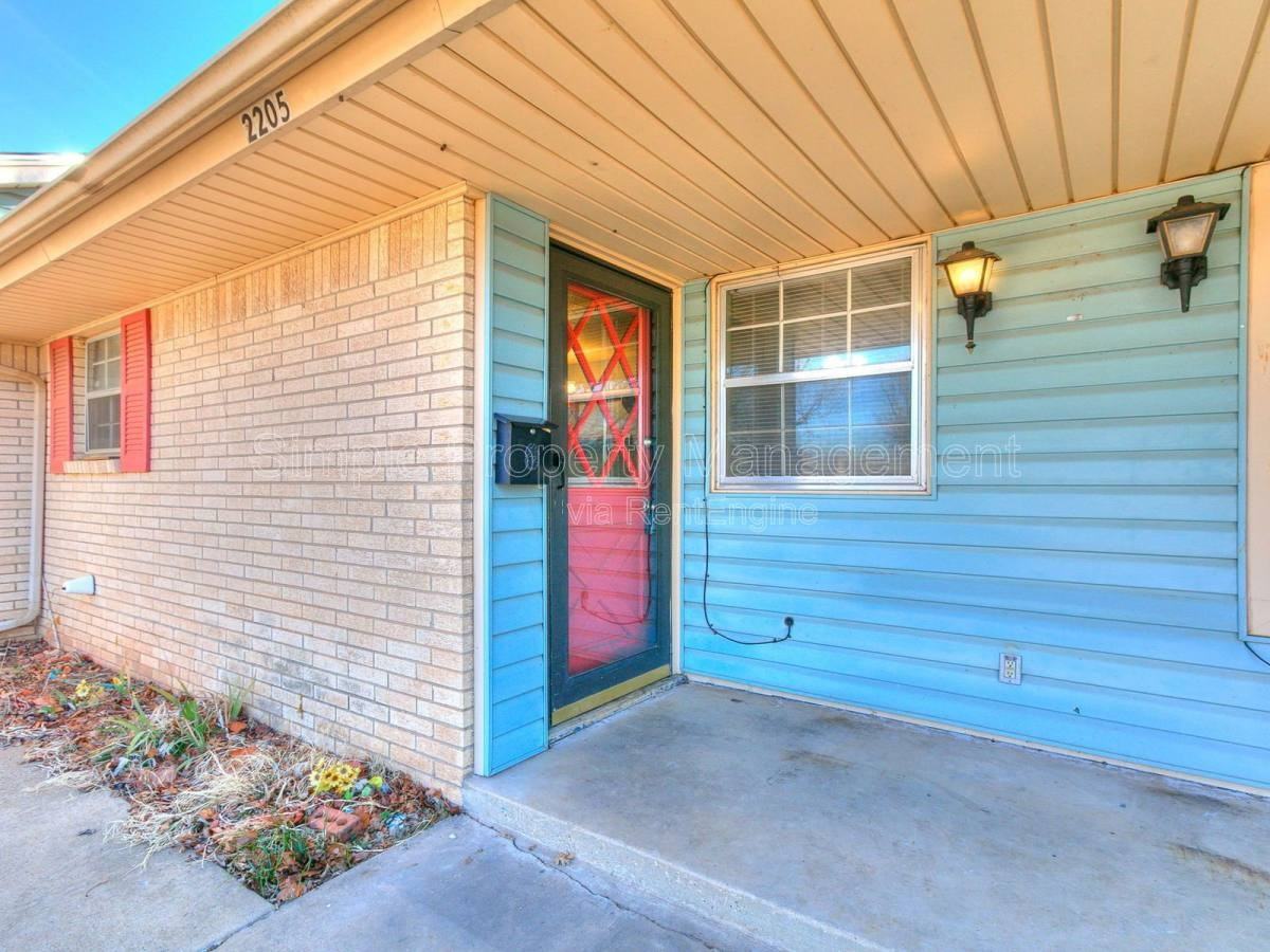 2205 Donna Dr - Photo 2 of 10