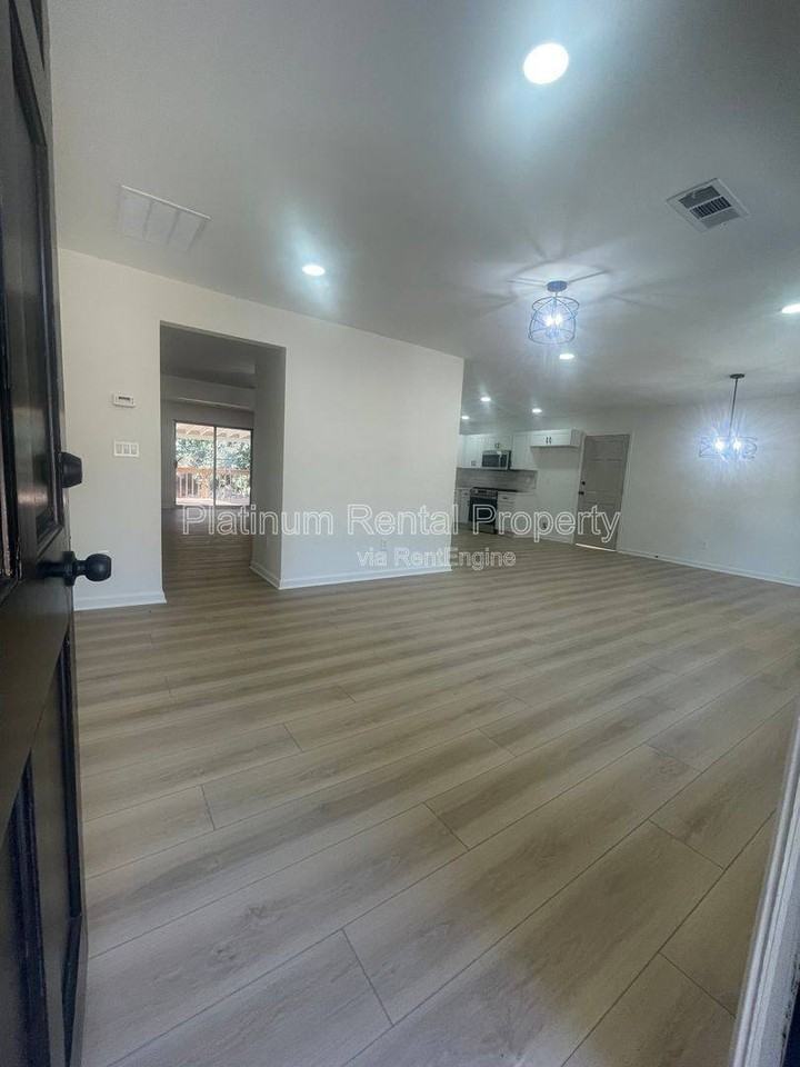 1245 Shore Dr Sw - Photo 2 of 10