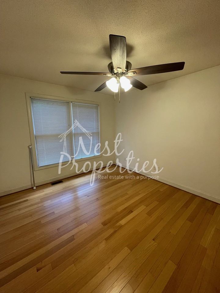 1429 Adella St - Photo 2 of 9