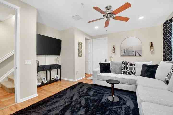 1371 Boynton Beach Boulevard - Photo 7 of 9