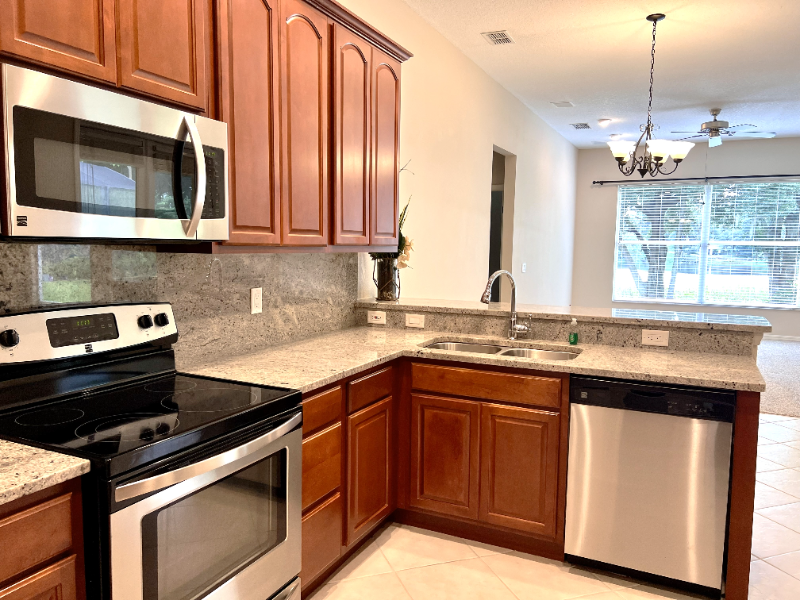 708 Lakeworth Cir - Photo 2 of 12