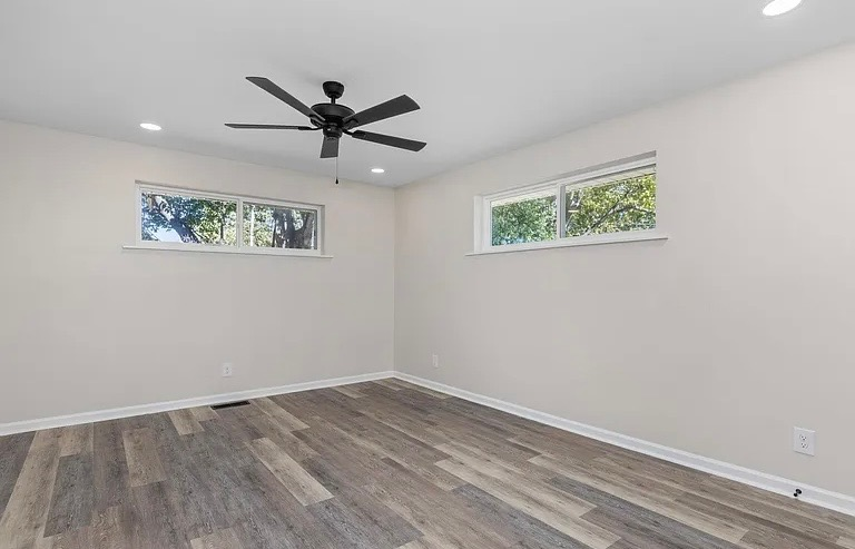 960 Soaring Dr - Photo 2 of 8