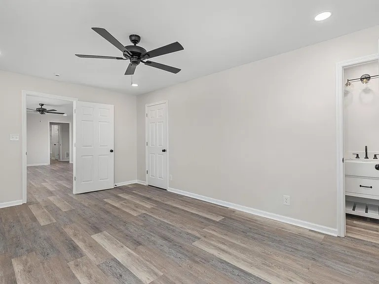 960 Soaring Dr - Photo 3 of 8