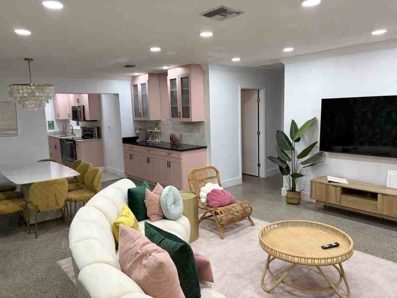 305 Ne 27th St - Photo 3 of 18