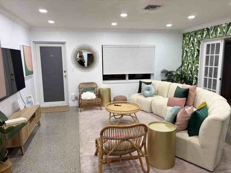 305 Ne 27th St - Photo 4 of 18