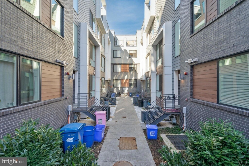 1647 E Eyre St #7 - Photo 2 of 16