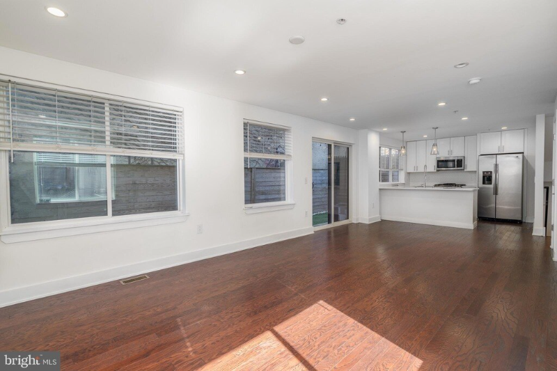 1647 E Eyre St #7 - Photo 5 of 16