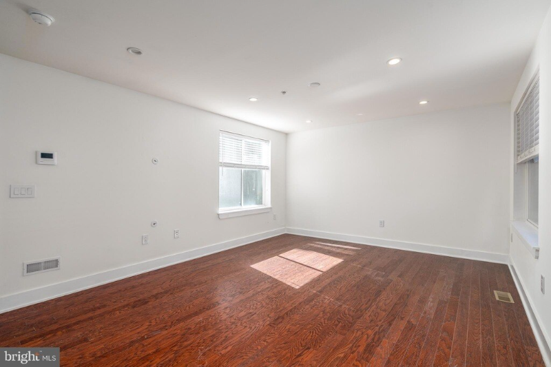 1647 E Eyre St #7 - Photo 7 of 16