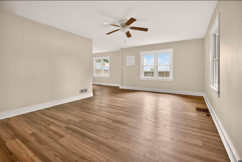 304 S Poplar St - Photo 2 of 19