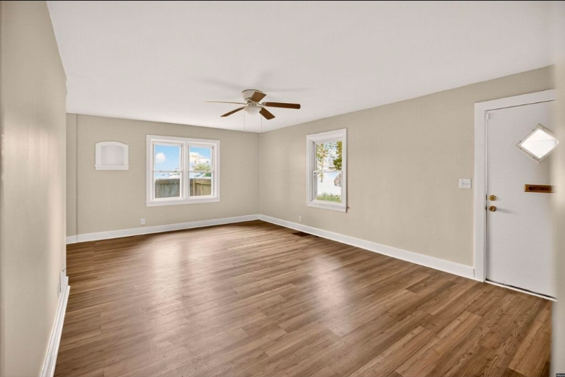 304 S Poplar St - Photo 3 of 19