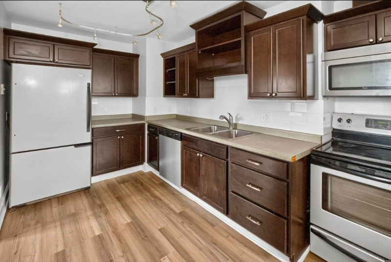 304 S Poplar St - Photo 4 of 19