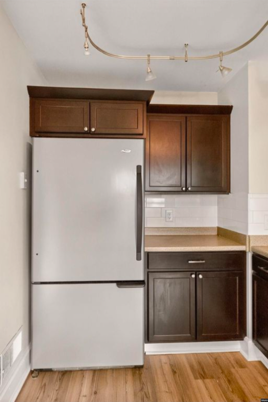 304 S Poplar St - Photo 6 of 19