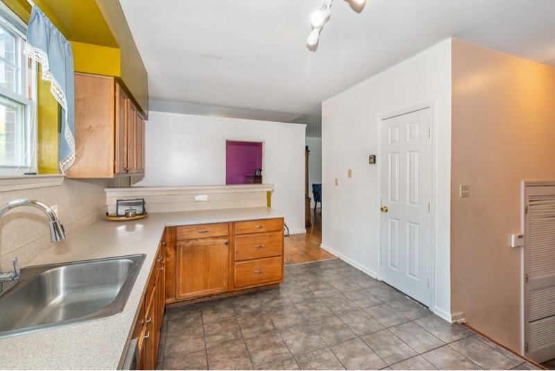 259 Prince St - Photo 7 of 10