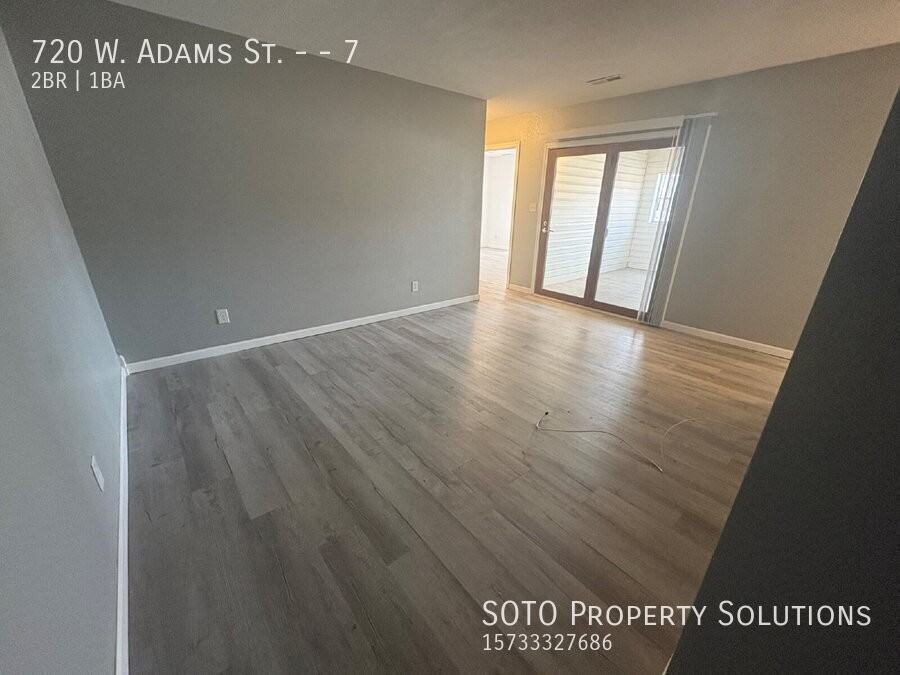 720 W Adams St #7 - Photo 2 of 11