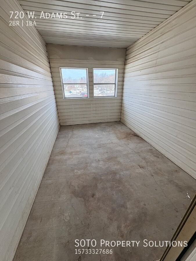 720 W Adams St #7 - Photo 3 of 11