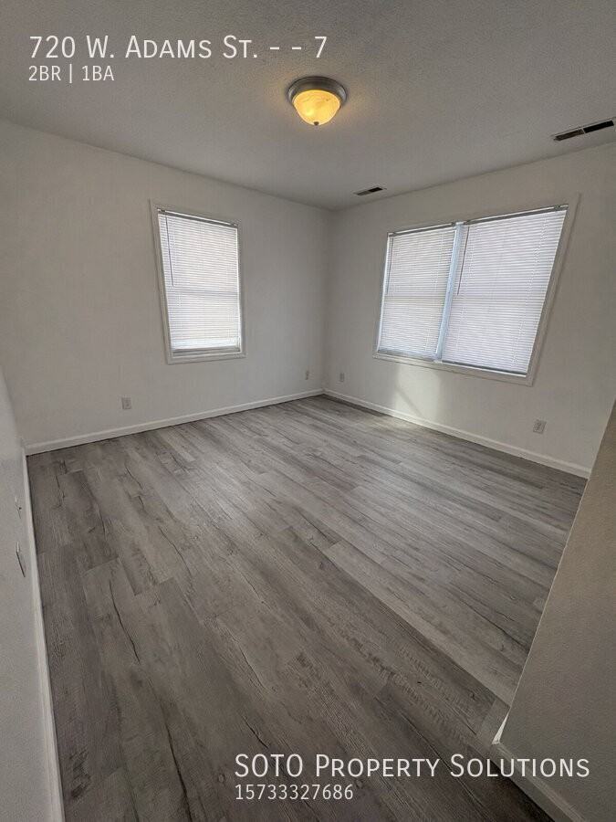 720 W Adams St #7 - Photo 4 of 11