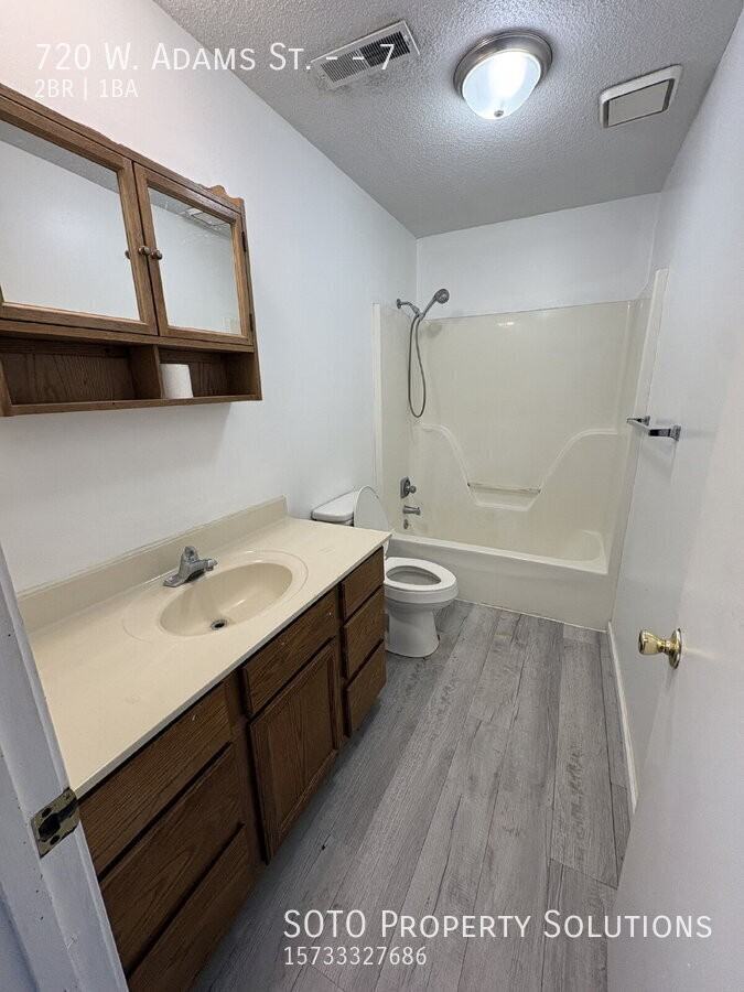 720 W Adams St #7 - Photo 5 of 11