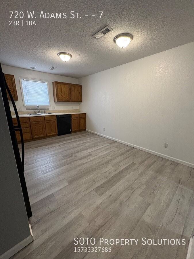 720 W Adams St #7 - Photo 7 of 11