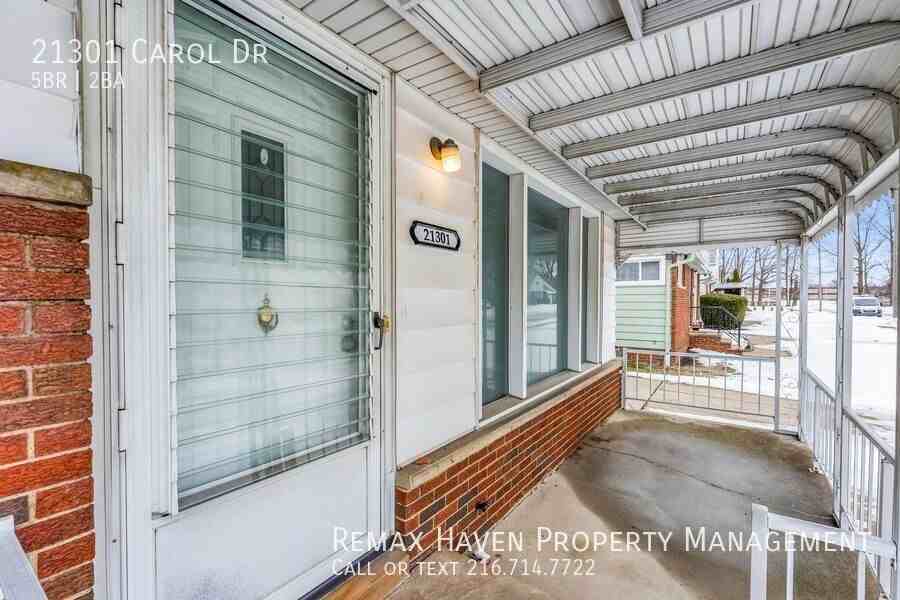 21301 Carol Dr - Photo 3 of 37