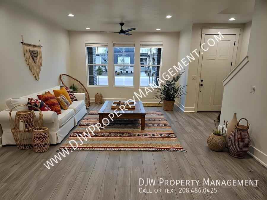 1338 N Meadowglen Ave - Photo 2 of 14