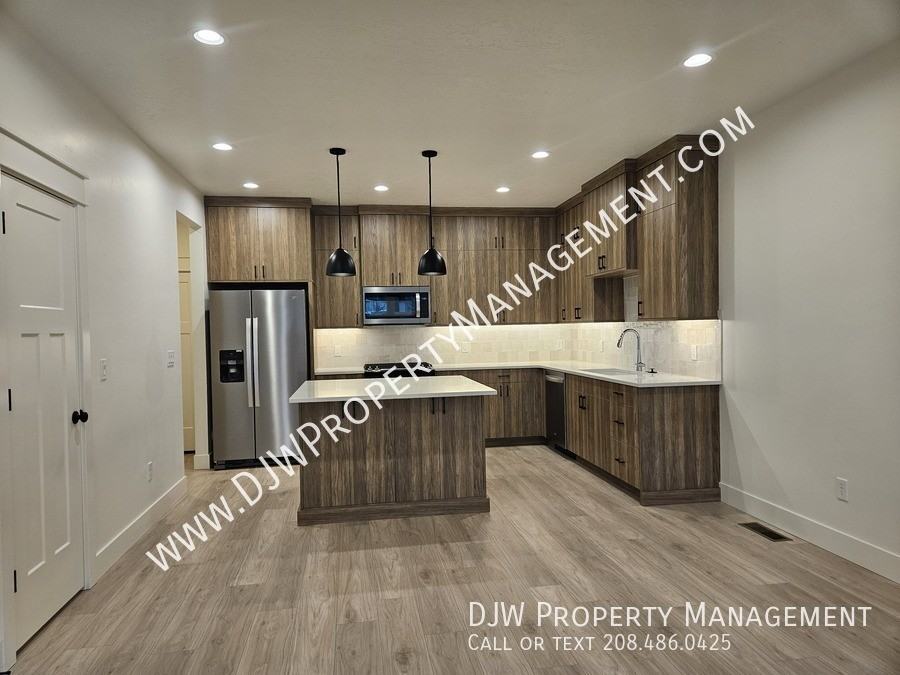 1338 N Meadowglen Ave - Photo 3 of 14