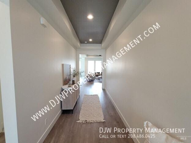 4658 S Hennessy Ave - Photo 2 of 19