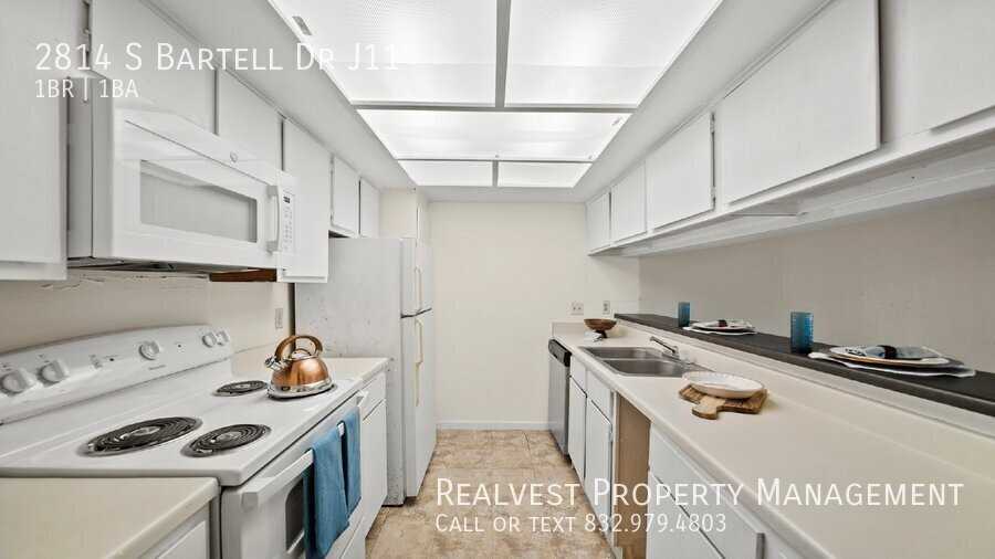 2814 S Bartell Dr Apt J11 - Photo 2 of 9