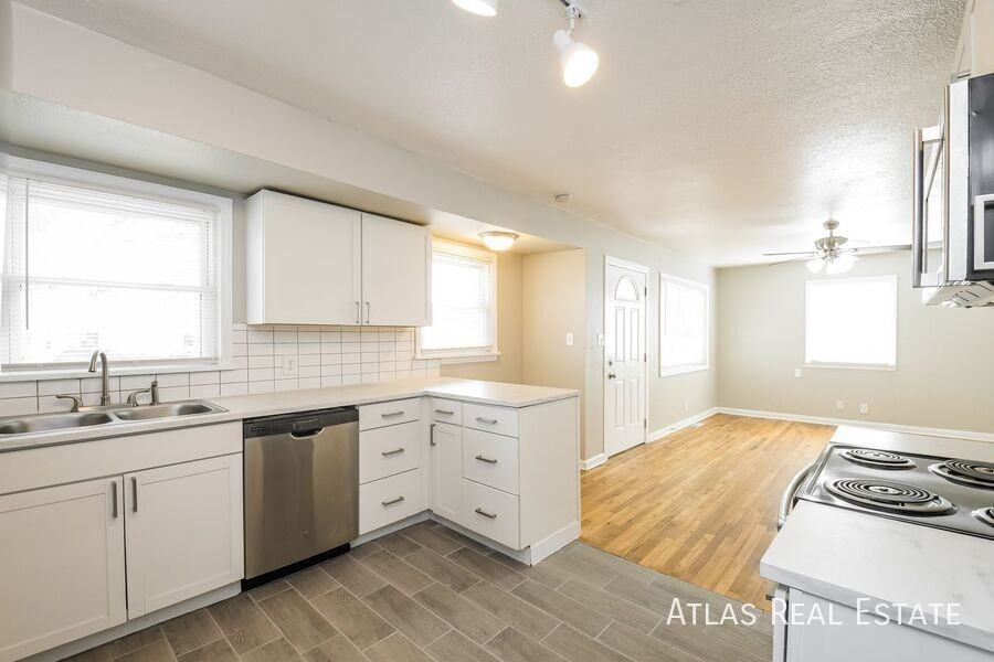 1131 Geneva St - Photo 6 of 21