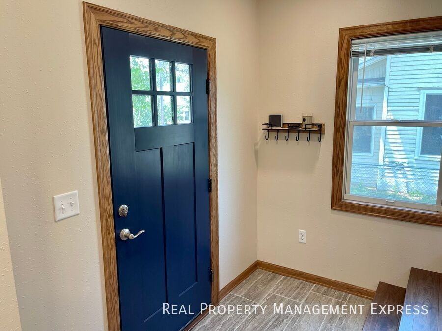 1328 E 6th St - Photo 3 of 21