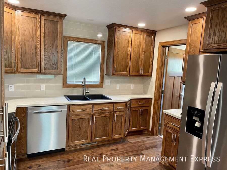 1328 E 6th St - Photo 4 of 21